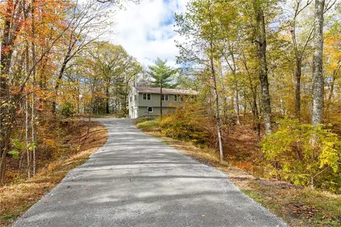 313 Pine Hill Rd, Pleasant Valley, NY 12569