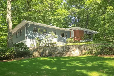595 Quaker Rd, New Castle, NY 10514