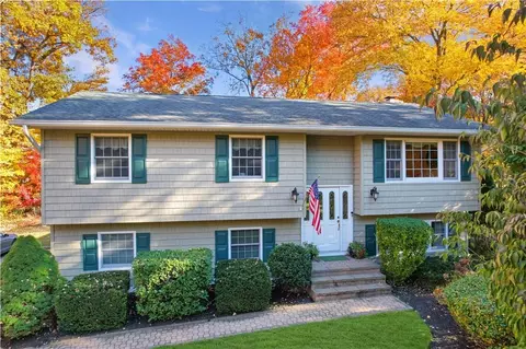 6 Arden Pl, Clarkstown, NY 10956