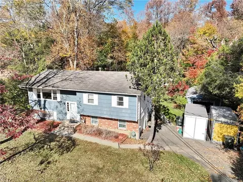 27 Sandy Brook Dr, Ramapo, NY 10977