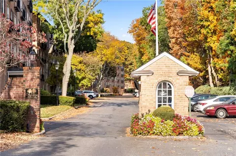 2 Consulate Dr #1K, Eastchester, NY 10707