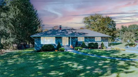 77 Round Hill Rd, Poughkeepsie, NY 12603