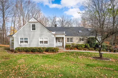 2 Cedar Ln, New Castle, NY 10514