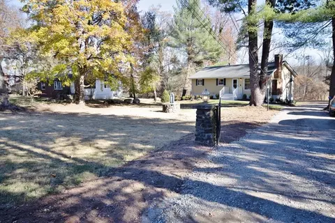 16 Pineview Rd, Clarkstown, NY 10994