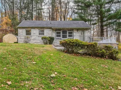 18 Big Meadow Ln, Poughkeepsie, NY 12601