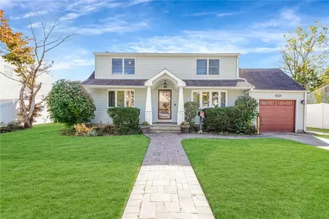 720 Frankford Rd, West Babylon, NY 11704
