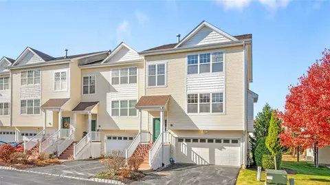 81 Woodlake Dr, Middletown, NY 10940