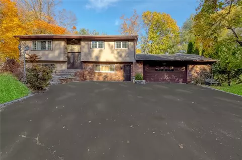 25 Feller Ct, Ramapo, NY 10901