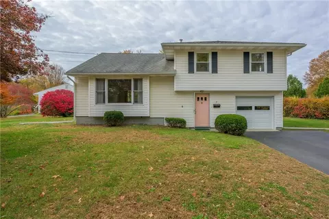9 Cambridge Dr, Red Hook, NY 12571