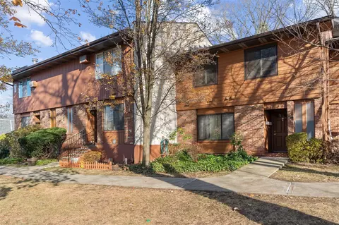 8 Coachlight Sq, Cortlandt, NY 10548