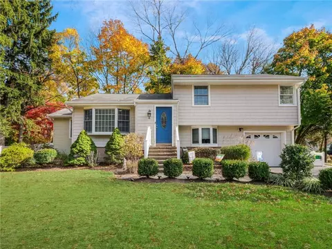 48 E Nauraushaun Ave, Orangetown, NY 10965