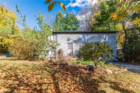 8 Colonial Ave, Fishkill, NY 12524