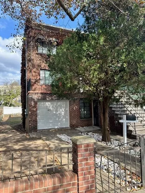 1017 E 218th St, New York, NY 10469