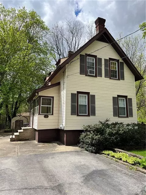 10 Falkirk Ave, Woodbury, NY 10917