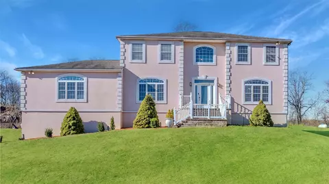 28 Vincenzo Ct, Wallkill, NY 10940