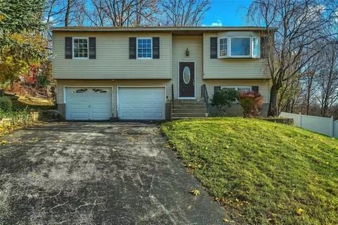 8 Hall Ct, Monroe, NY 10950