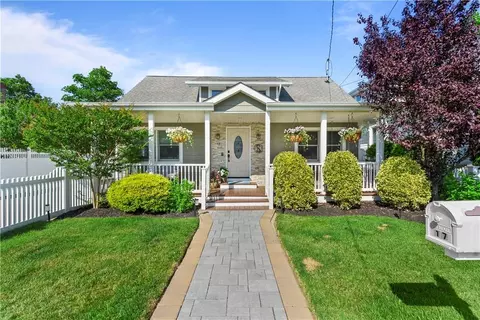 17 Auburn Ave, Bay Shore, NY 11706
