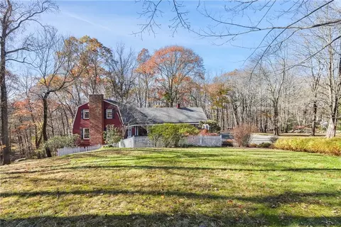 34 Siscowit Rd, Pound Ridge, NY 10576