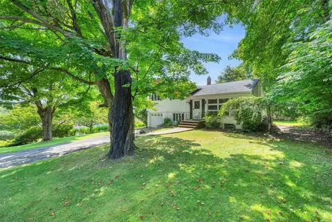 5 Mid Oaks Rd, Monroe, NY 10950
