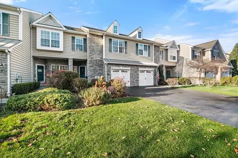 716 Huntington Dr, Fishkill, NY 12524