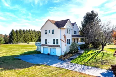 8 Memory Trl, La Grange, NY 12540