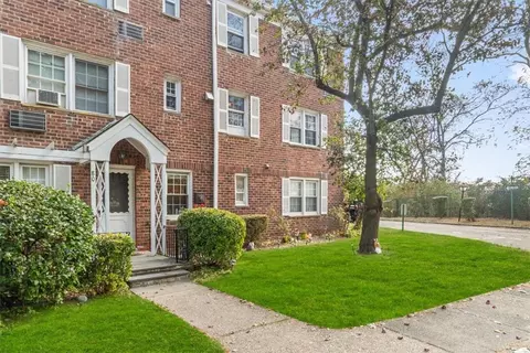 80 Lawrence Park Ter #80, Yonkers, NY 10708