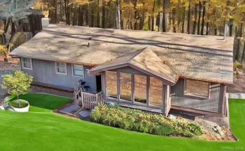 9 Country Club Ln, Ramapo, NY 10952