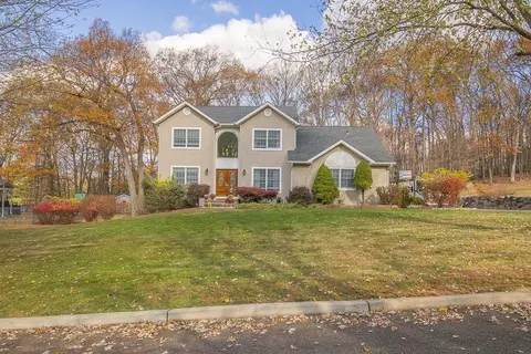 2 Lori Ct, Ramapo, NY 10977
