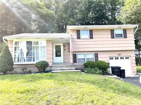 8 Deerfoot Ln, Clarkstown, NY 10956