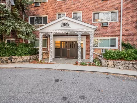 828 Pelhamdale Ave #2P, New Rochelle, NY 10801
