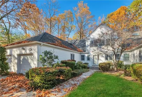 50 Brook Hills Cir, White Plains, NY 10605
