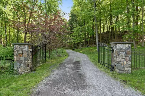 160 Wood Rd, Mount Kisco, NY 10549