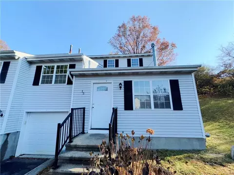 15 Sycamore Ct, Fishkill, NY 12524