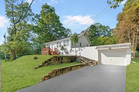 90 Smithtown Rd, Fishkill, NY 12524
