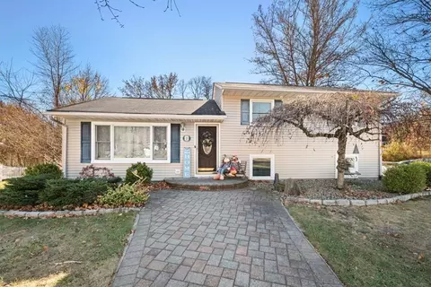2 Harth Dr, New Windsor, NY 12553