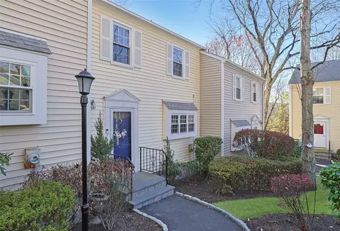 72 Carrollwood Dr, Greenburgh, NY 10591