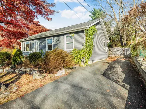 64 Pleasant Dr, Kent, NY 10512