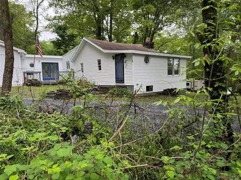 3 Brookside Trl, Monroe, NY 10950