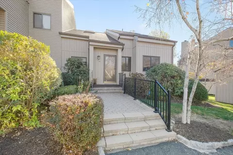 8 Steven Dr #7, Ossining, NY 10562