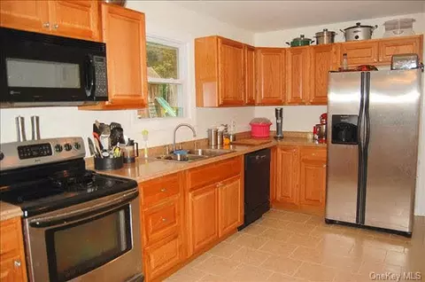 42 Skyview Rd, Poughkeepsie, NY 12603 photo 1