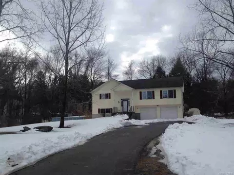 34 Stuart Dr, Poughkeepsie, NY 12603 photo 1