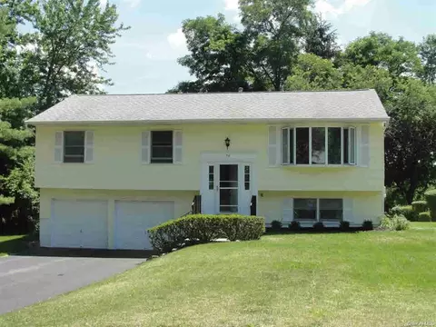 79 Gate Dr, Poughkeepsie, NY 12601 photo 1