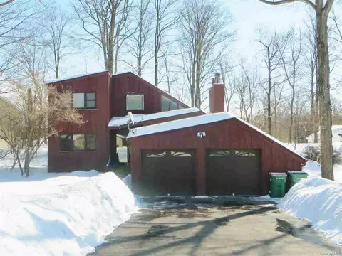 13 Colette Dr, Poughkeepsie, NY 12601 photo 1