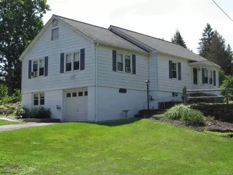 81 Mountainview Rd, Fishkill, NY 12524 photo 1