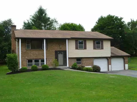 12 Meadow View Dr, Poughkeepsie, NY 12603 photo 1
