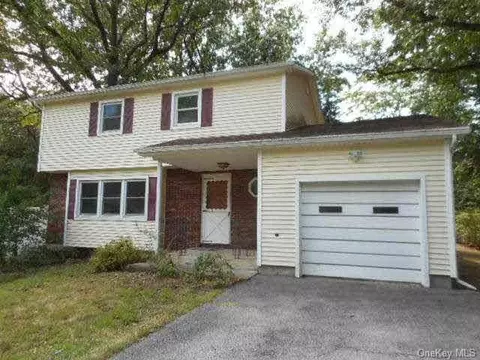 75 Stuart Dr, Poughkeepsie, NY 12603 photo 1