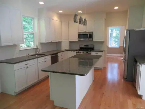 17 Whitehall Rd, Poughkeepsie, NY 12603 photo 1