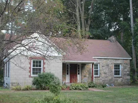 673 Vassar Rd, Poughkeepsie, NY 12603 photo 1