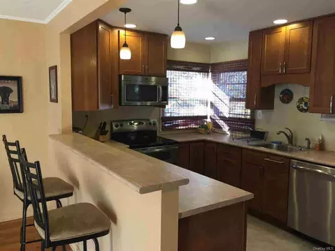 5 Sheraton Dr, Poughkeepsie, NY 12601 photo 1