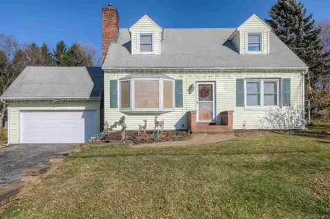 8 Robert Pl, Poughkeepsie, NY 12603 photo 1